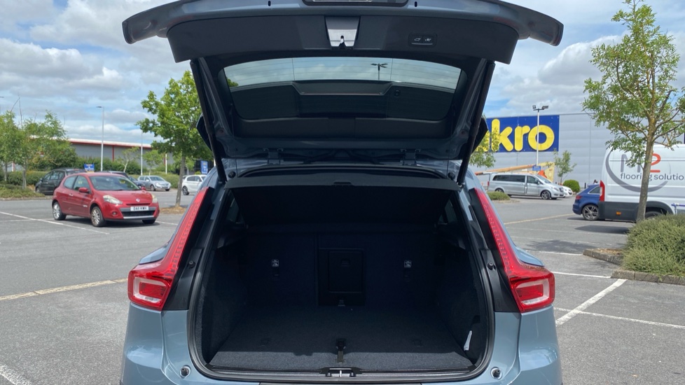Volvo XC40 2.0 B4P Ultimate Dark 5dr Auto Petrol Estate - Image 14