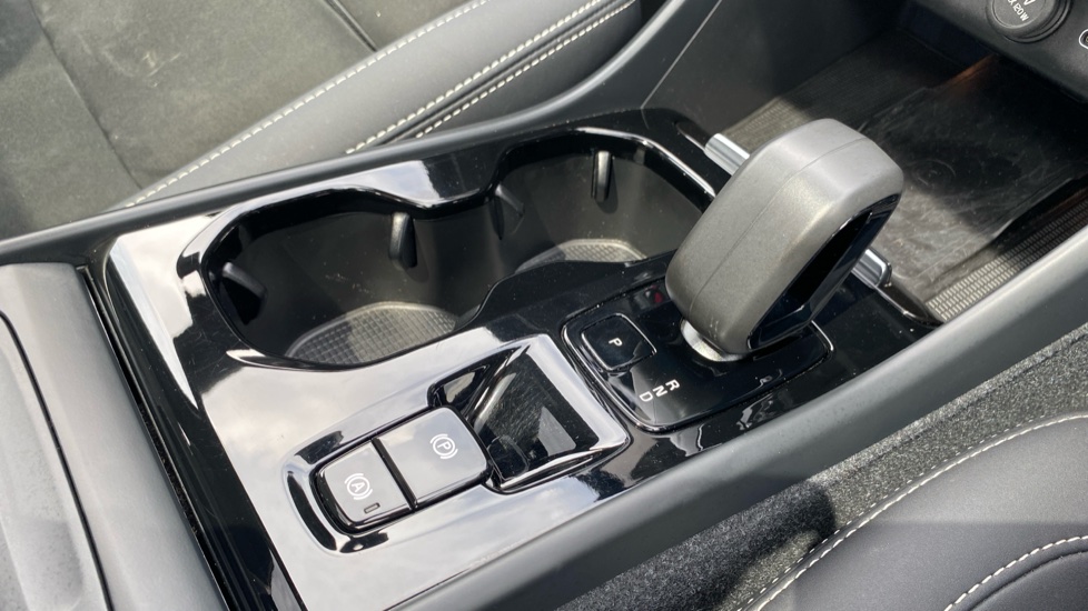 Volvo XC40 2.0 B4P Ultimate Dark 5dr Auto Petrol Estate - Image 27