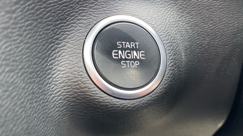 Volvo XC40 2.0 B4P Ultimate Dark 5dr Auto Petrol Estate - Image 28