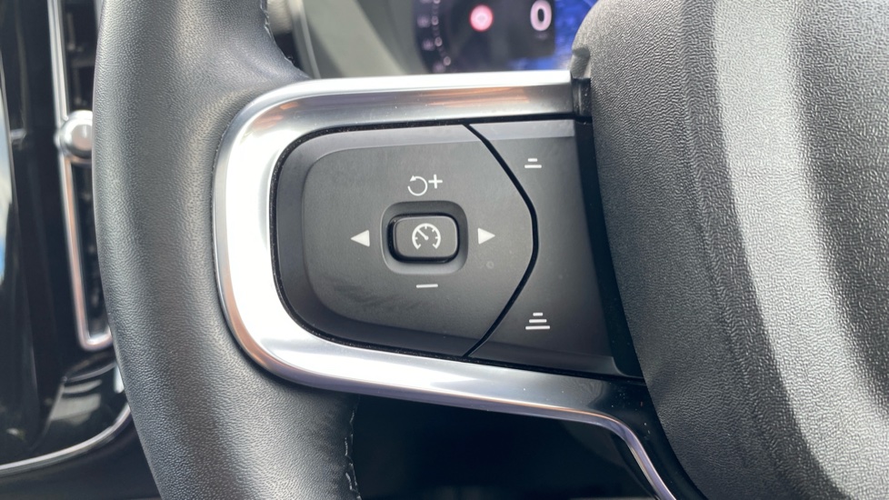 Volvo XC40 2.0 B4P Ultimate Dark 5dr Auto Petrol Estate - Image 31
