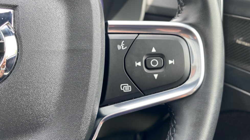 Volvo XC40 2.0 B4P Ultimate Dark 5dr Auto Petrol Estate - Image 32