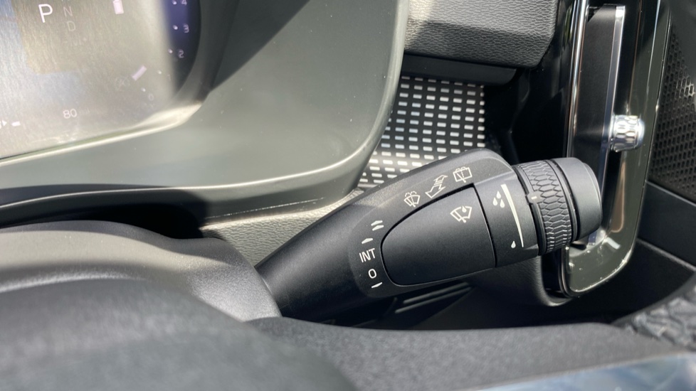 Volvo XC40 2.0 B4P Ultimate Dark 5dr Auto Petrol Estate - Image 33