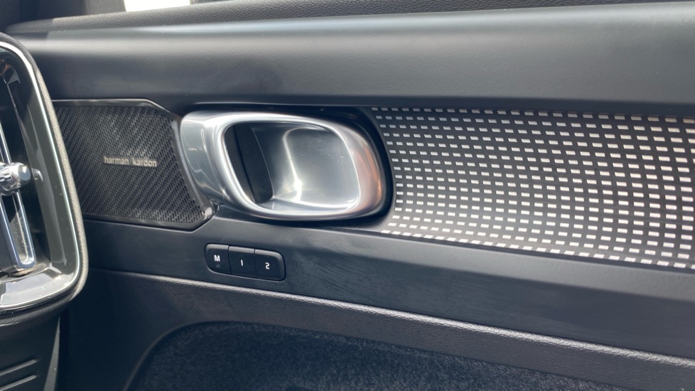 Volvo XC40 2.0 B4P Ultimate Dark 5dr Auto Petrol Estate - Image 35