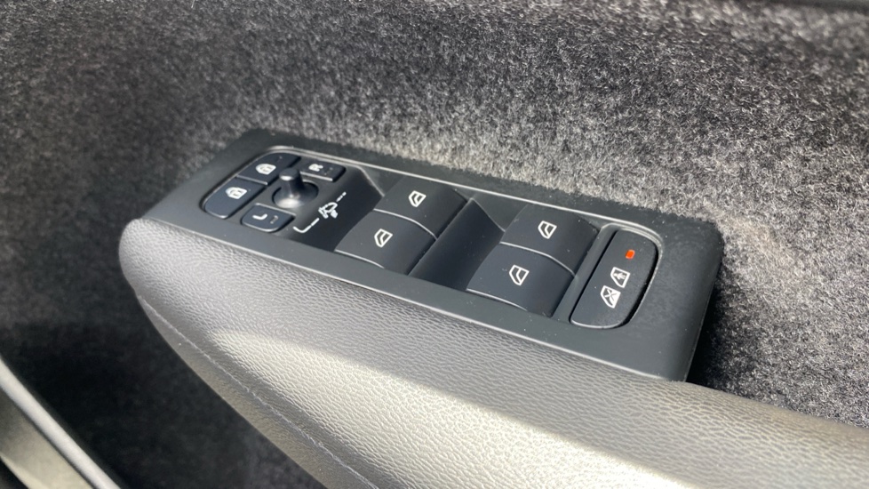 Volvo XC40 2.0 B4P Ultimate Dark 5dr Auto Petrol Estate - Image 36