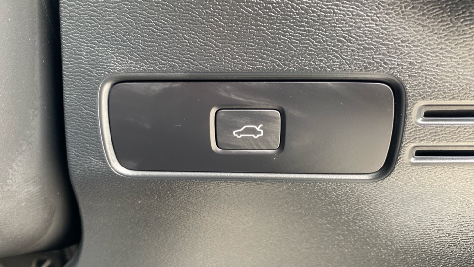 Volvo XC40 2.0 B4P Ultimate Dark 5dr Auto Petrol Estate - Image 37