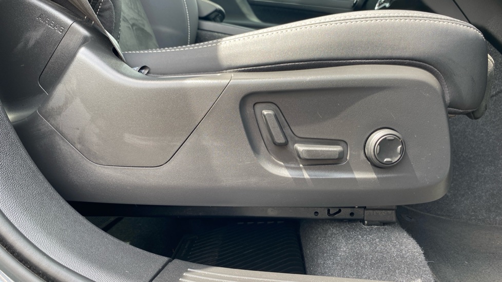 Volvo XC40 2.0 B4P Ultimate Dark 5dr Auto Petrol Estate - Image 38
