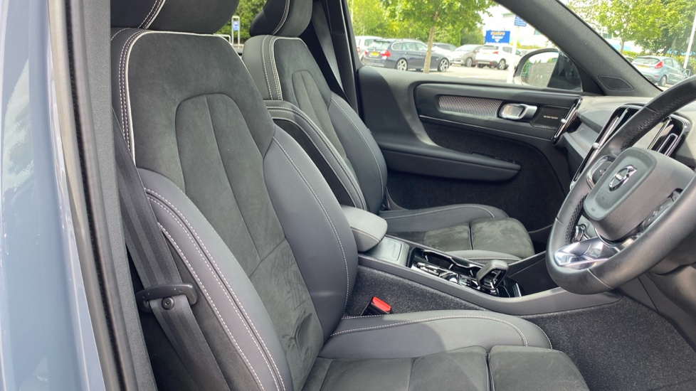 Volvo XC40 2.0 B4P Ultimate Dark 5dr Auto Petrol Estate - Image 39