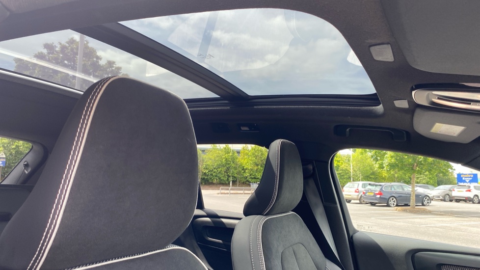 Volvo XC40 2.0 B4P Ultimate Dark 5dr Auto Petrol Estate - Image 40