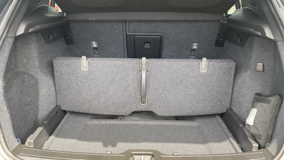 Volvo XC40 2.0 B4P Ultimate Dark 5dr Auto Petrol Estate - Image 43