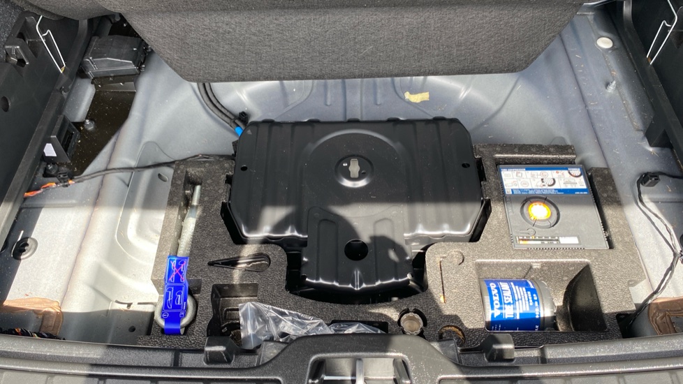 Volvo XC40 2.0 B4P Ultimate Dark 5dr Auto Petrol Estate - Image 44