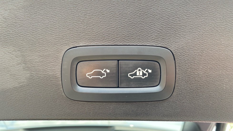 Volvo XC40 2.0 B4P Ultimate Dark 5dr Auto Petrol Estate - Image 45