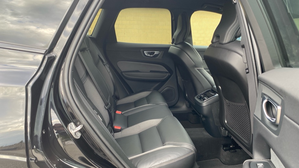 Volvo XC60 2.0 B5P Plus Black Edition 5dr AWD Geartronic Petrol Estate - Image 7