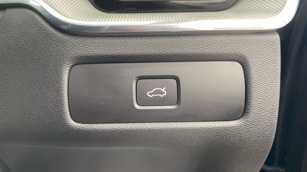 Volvo XC60 2.0 B5P Plus Black Edition 5dr AWD Geartronic Petrol Estate - Image 37