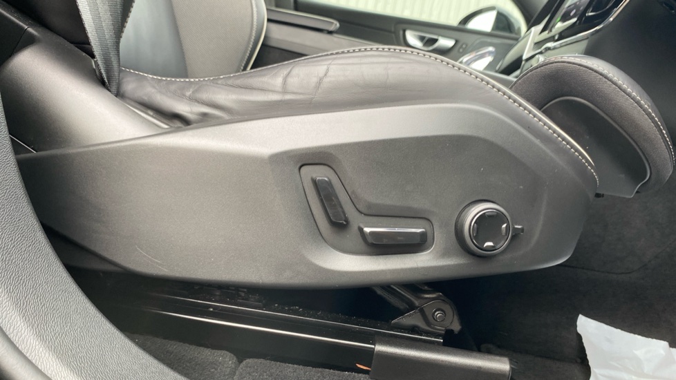 Volvo XC60 2.0 B5P Plus Black Edition 5dr AWD Geartronic Petrol Estate - Image 38