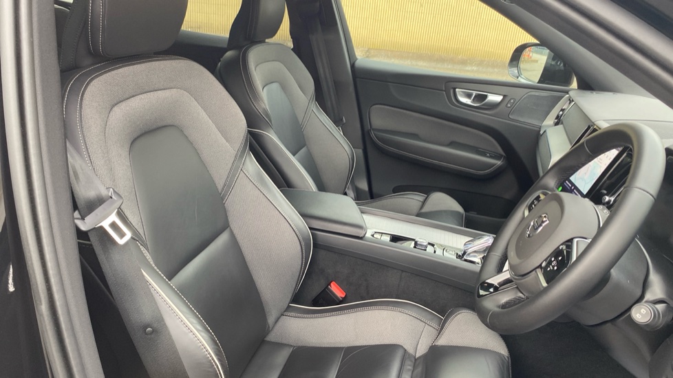 Volvo XC60 2.0 B5P Plus Black Edition 5dr AWD Geartronic Petrol Estate - Image 39