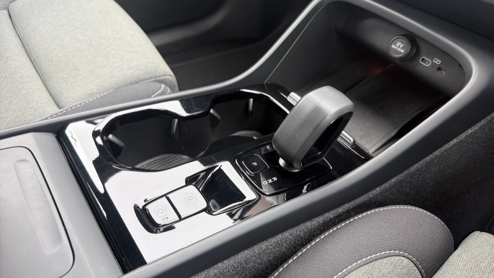Volvo XC40 2.0 B3P Plus Dark 5dr Auto Petrol Estate - Image 26