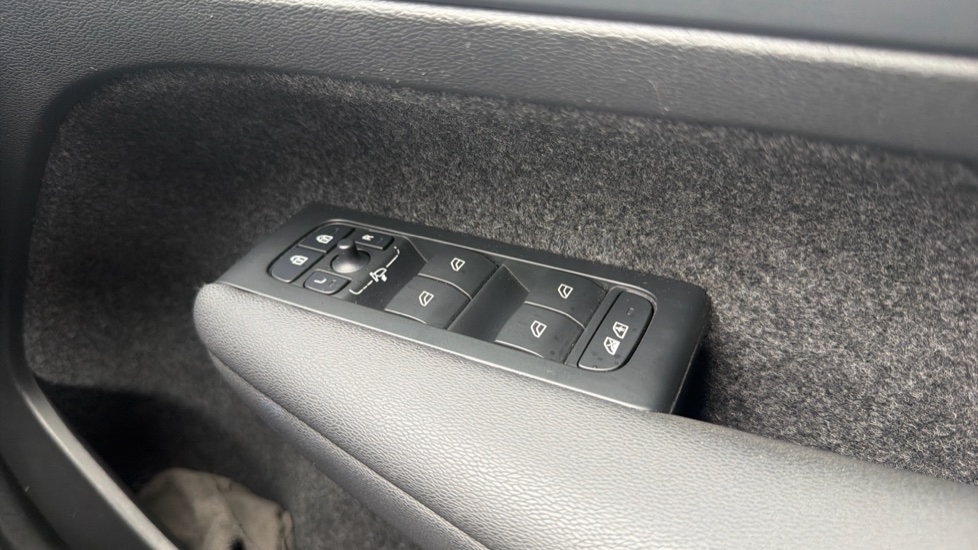 Volvo XC40 2.0 B3P Plus Dark 5dr Auto Petrol Estate - Image 35
