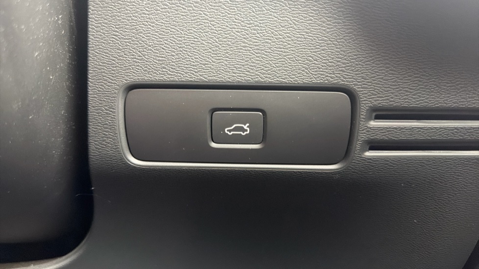 Volvo XC40 2.0 B3P Plus Dark 5dr Auto Petrol Estate - Image 36