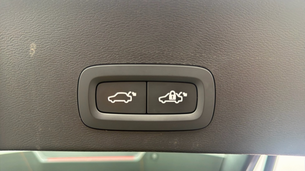 Volvo XC40 2.0 B3P Plus Dark 5dr Auto Petrol Estate - Image 43