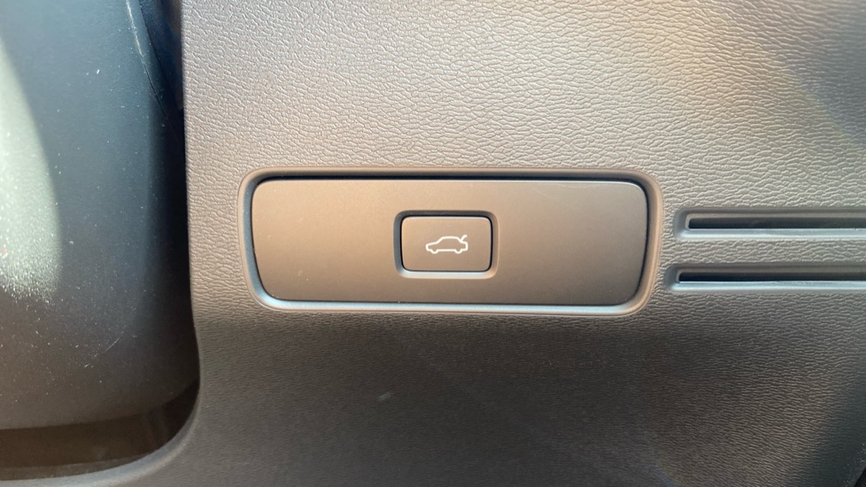 Volvo XC40 2.0 B3P Plus Dark 5dr Auto Petrol Estate - Image 35