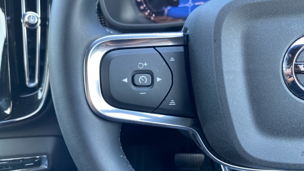 Volvo XC40 2.0 B3P Plus Dark 5dr Auto Petrol Estate - Image 29