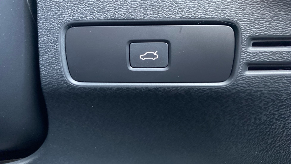 Volvo XC40 2.0 B3P Plus Dark 5dr Auto Petrol Estate - Image 35