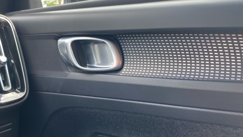 Volvo XC40 1.5 T3 [163] R DESIGN 5dr Geartronic Petrol Estate - Image 31