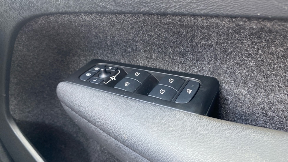 Volvo XC40 1.5 T3 [163] R DESIGN 5dr Geartronic Petrol Estate - Image 32