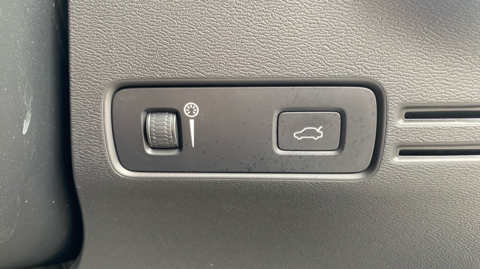 Volvo XC40 1.5 T3 [163] R DESIGN 5dr Geartronic Petrol Estate - Image 33