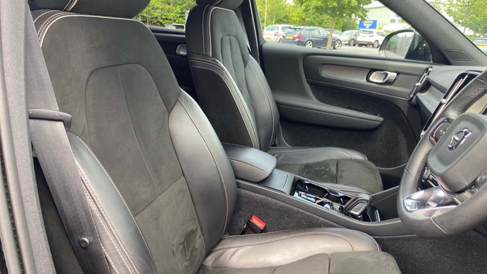Volvo XC40 1.5 T3 [163] R DESIGN 5dr Geartronic Petrol Estate - Image 35