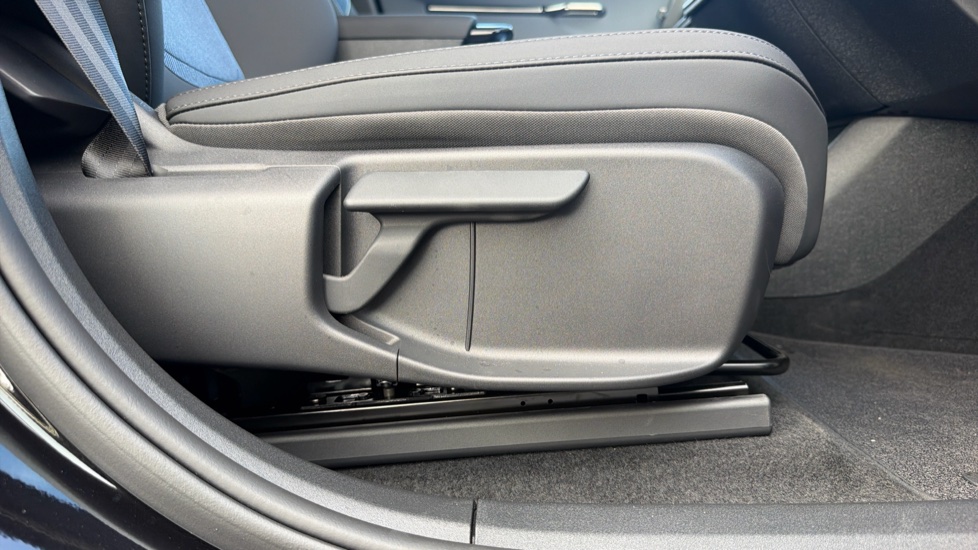 Volvo EX30 200kW SM Extended Range Plus 69kWh 5dr Auto Electric Estate - Image 37