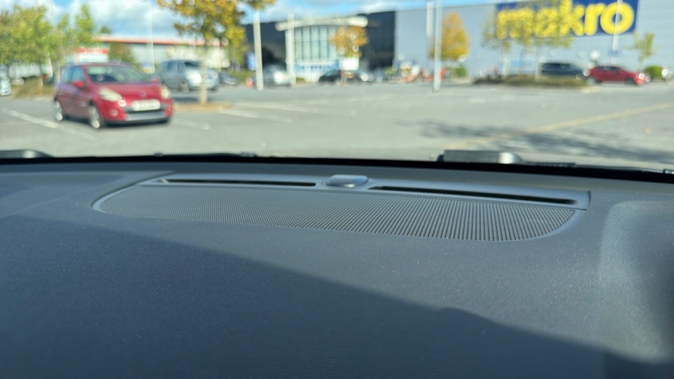 Volvo EX40 185kW Extended Range Core 82kWh 5dr Auto Electric Estate - Image 29