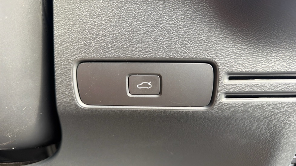Volvo EX40 185kW Extended Range Core 82kWh 5dr Auto Electric Estate - Image 37
