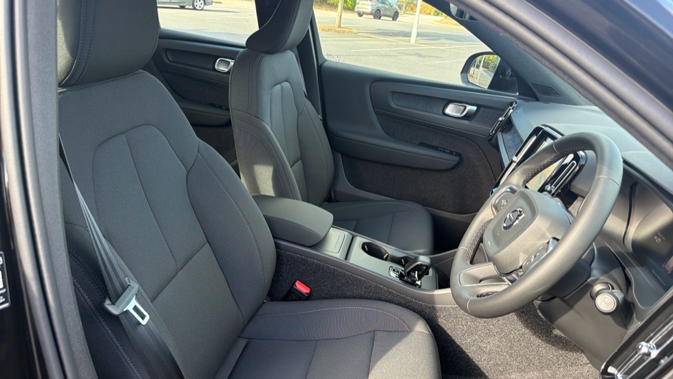 Volvo EX40 185kW Extended Range Core 82kWh 5dr Auto Electric Estate - Image 39