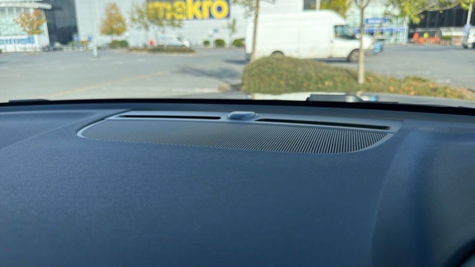 Volvo EX40 185kW Extended Range Core 82kWh 5dr Auto Electric Estate - Image 29