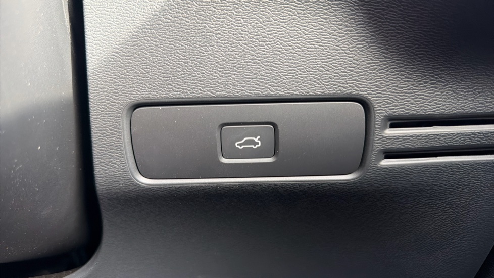 Volvo EX40 185kW Extended Range Core 82kWh 5dr Auto Electric Estate - Image 37