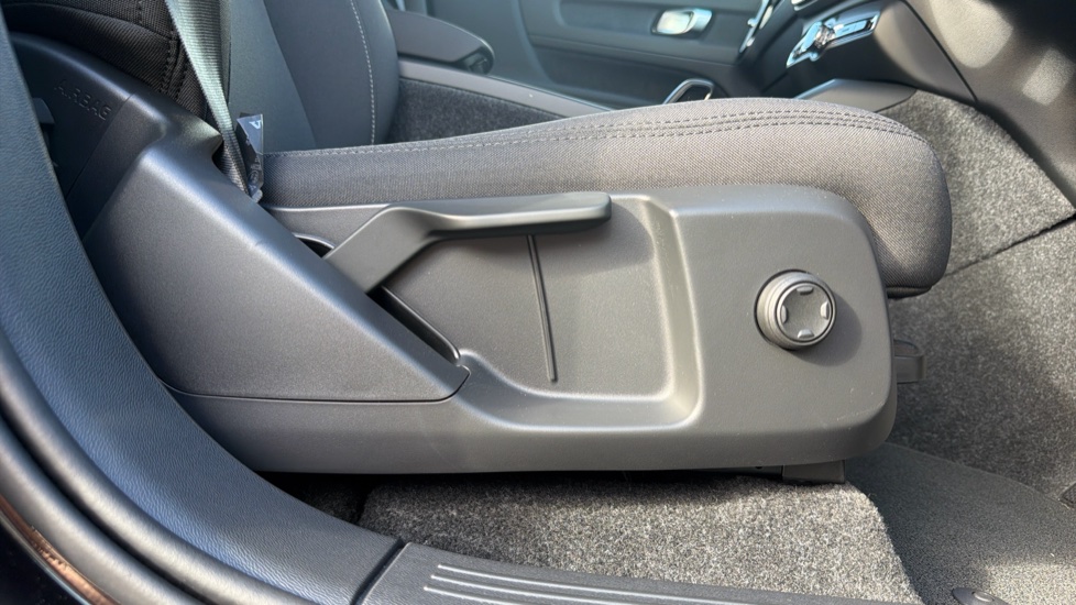 Volvo EX40 185kW Extended Range Core 82kWh 5dr Auto Electric Estate - Image 38