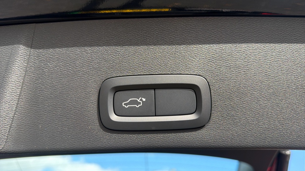 Volvo EX40 185kW Extended Range Core 82kWh 5dr Auto Electric Estate - Image 42
