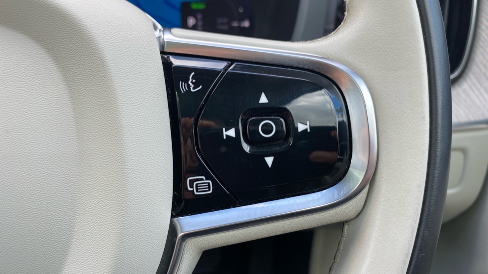 Volvo XC60 2.0 T6 Recharge PHEV Inscription 5dr AWD Auto Estate - Image 28