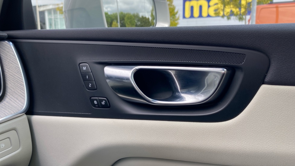 Volvo XC60 2.0 T6 Recharge PHEV Inscription 5dr AWD Auto Estate - Image 33