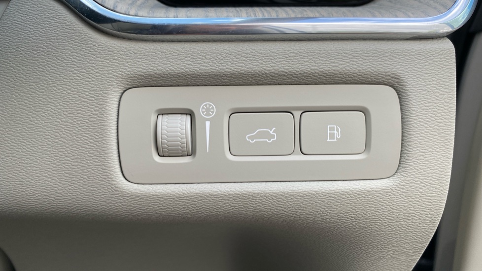 Volvo XC60 2.0 T6 Recharge PHEV Inscription 5dr AWD Auto Estate - Image 35