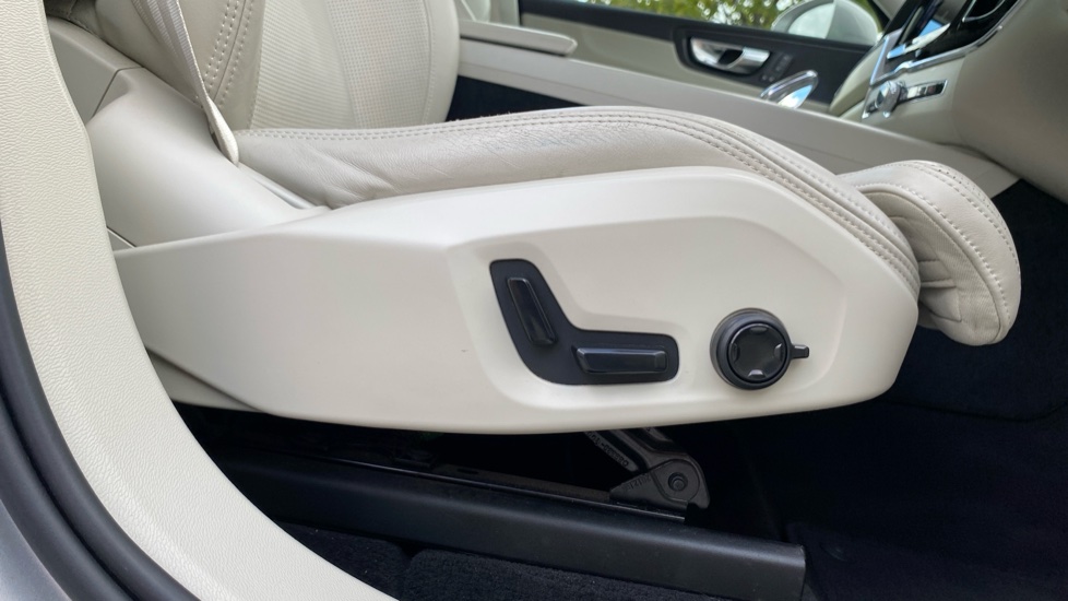 Volvo XC60 2.0 T6 Recharge PHEV Inscription 5dr AWD Auto Estate - Image 36