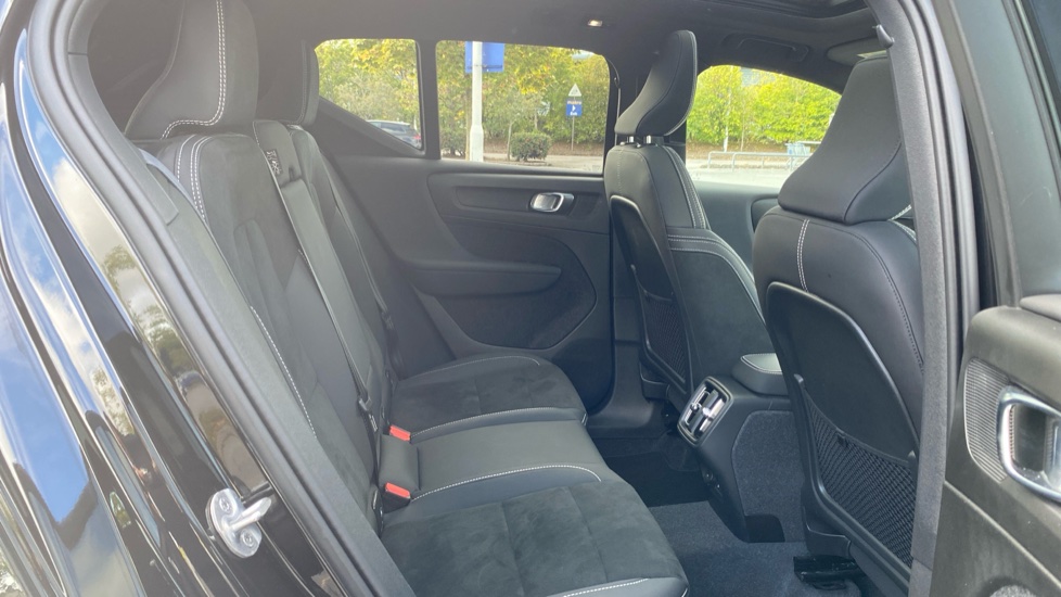 Volvo XC40 2.0 B3P Ultimate Dark 5dr Auto Petrol Estate - Image 7