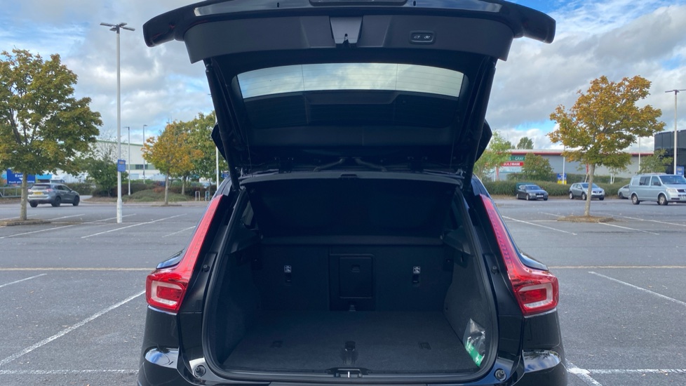 Volvo XC40 2.0 B3P Ultimate Dark 5dr Auto Petrol Estate - Image 14