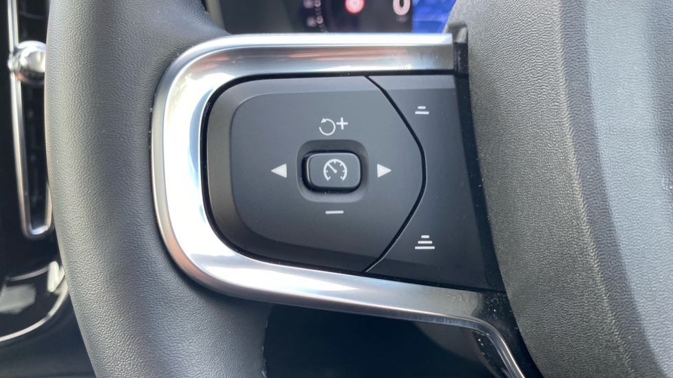 Volvo XC40 2.0 B3P Ultimate Dark 5dr Auto Petrol Estate - Image 31