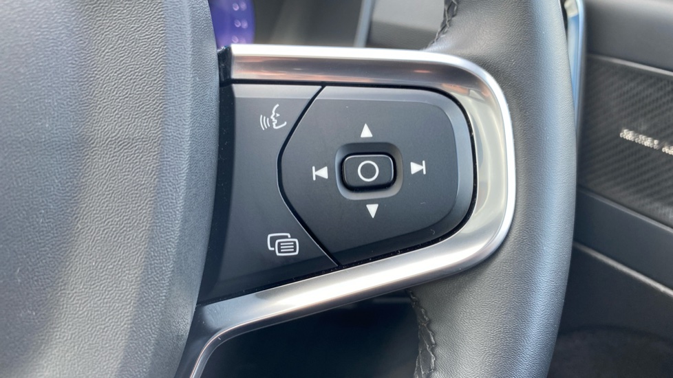 Volvo XC40 2.0 B3P Ultimate Dark 5dr Auto Petrol Estate - Image 32