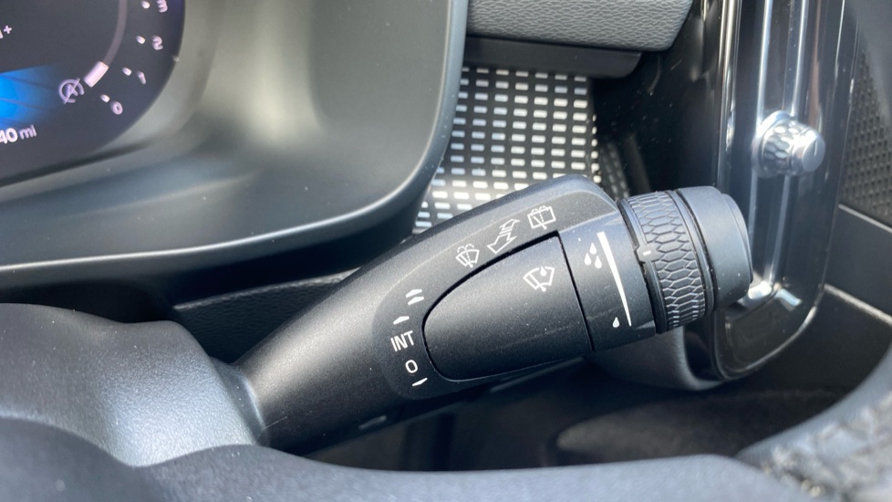 Volvo XC40 2.0 B3P Ultimate Dark 5dr Auto Petrol Estate - Image 33