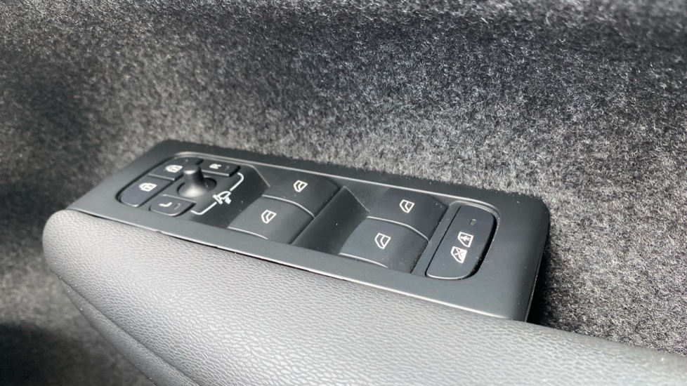Volvo XC40 2.0 B3P Ultimate Dark 5dr Auto Petrol Estate - Image 36