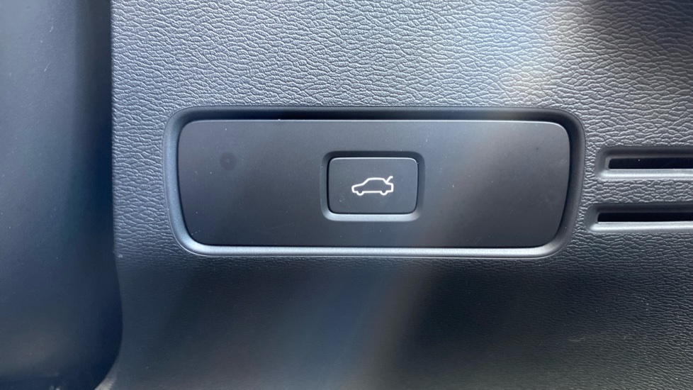 Volvo XC40 2.0 B3P Ultimate Dark 5dr Auto Petrol Estate - Image 37