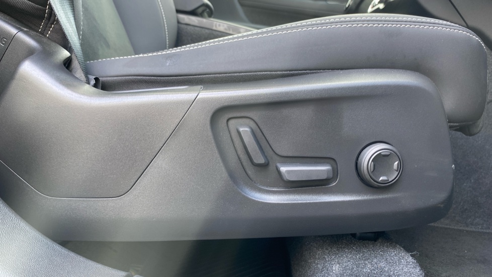 Volvo XC40 2.0 B3P Ultimate Dark 5dr Auto Petrol Estate - Image 38